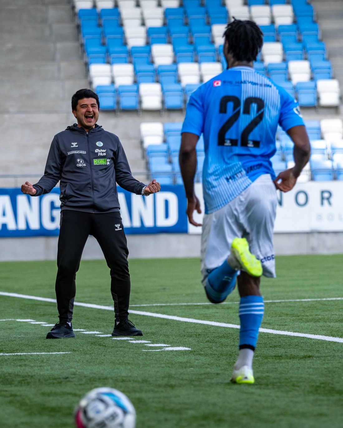 Arturo Cleveland og Vajebah Sakor feirer Sakors brassespark i cuptriumfen mot Odd. Foto: Nanco Hoogstad