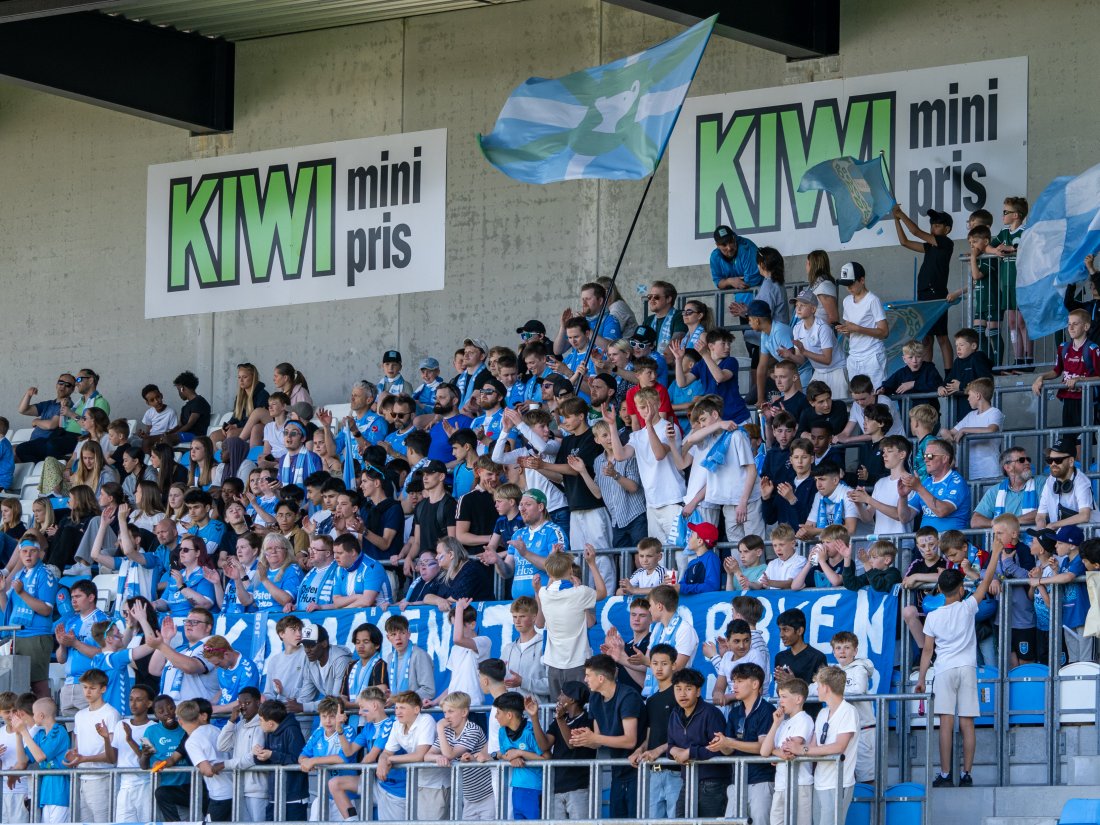 Livet på KIWI-tribunen har virkelig vokst gjennom året takket være Gaukereiret og Sandnes Ultras. (Foto: Nanco Hoogstad)