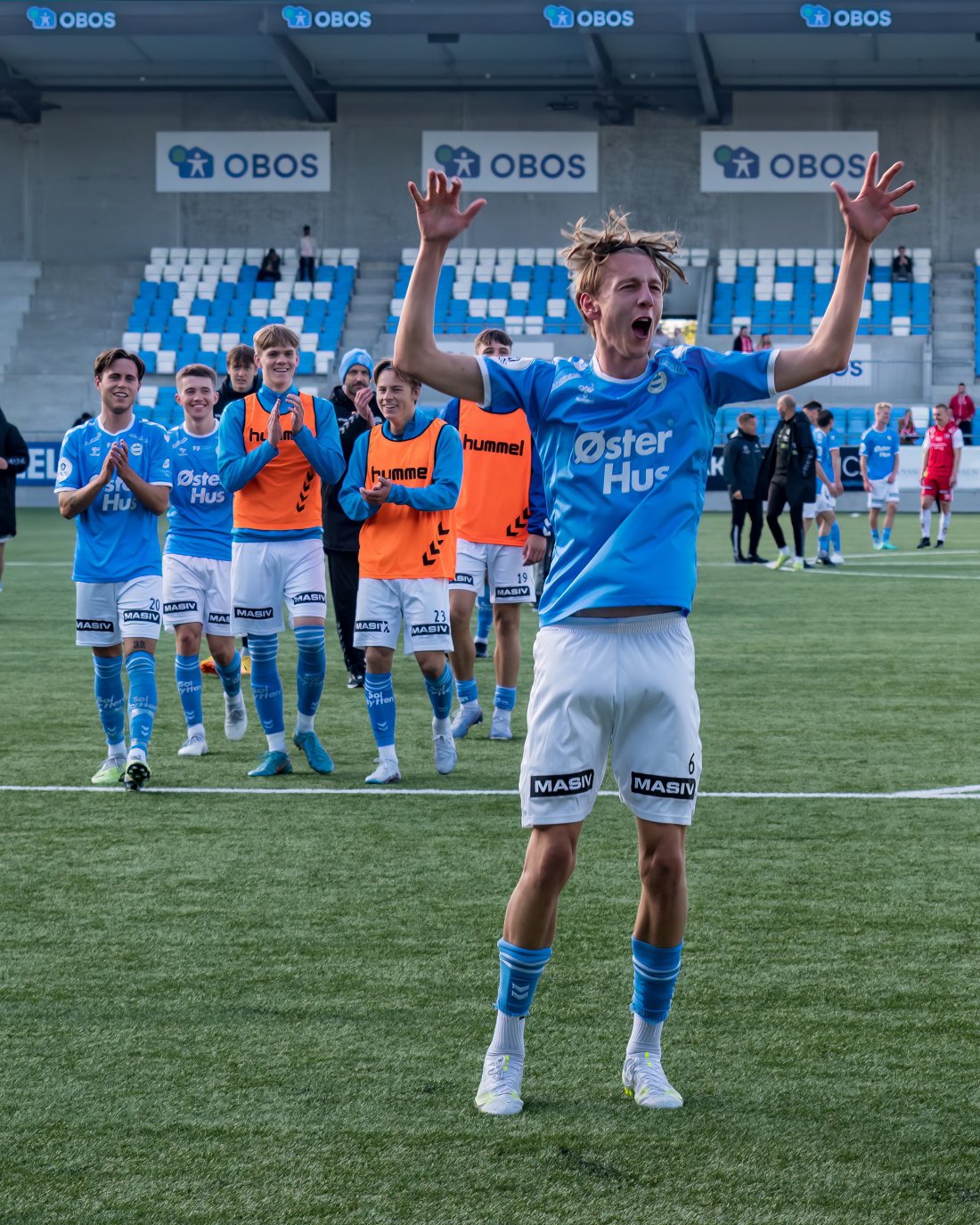 Christer Salvesen fyrer opp fansen etter seieren mot Bryne i 2023. (Foto: Nanco Hoogstad)