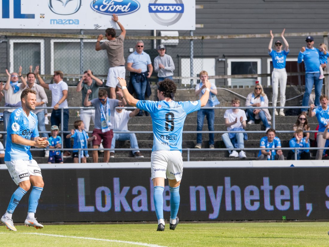 Matias Belli Moldskred feirer den flotte utligningen mot Bryne i sommer sammen med Olav Øby. (Foto: Nanco Hoogstad)