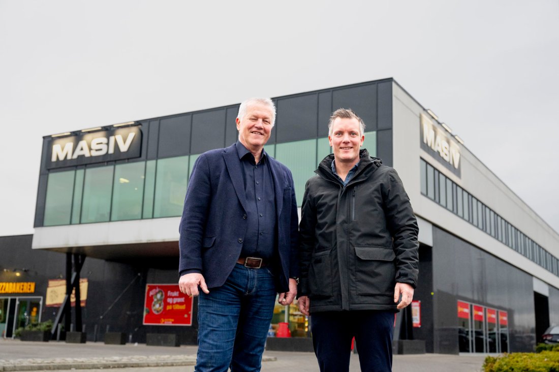 Magne Svendsen og Adrian Fosse Svendsen foran MASIV bygget på Orstad. Foto: Jan Inge Haga / Hike kommunikasjon