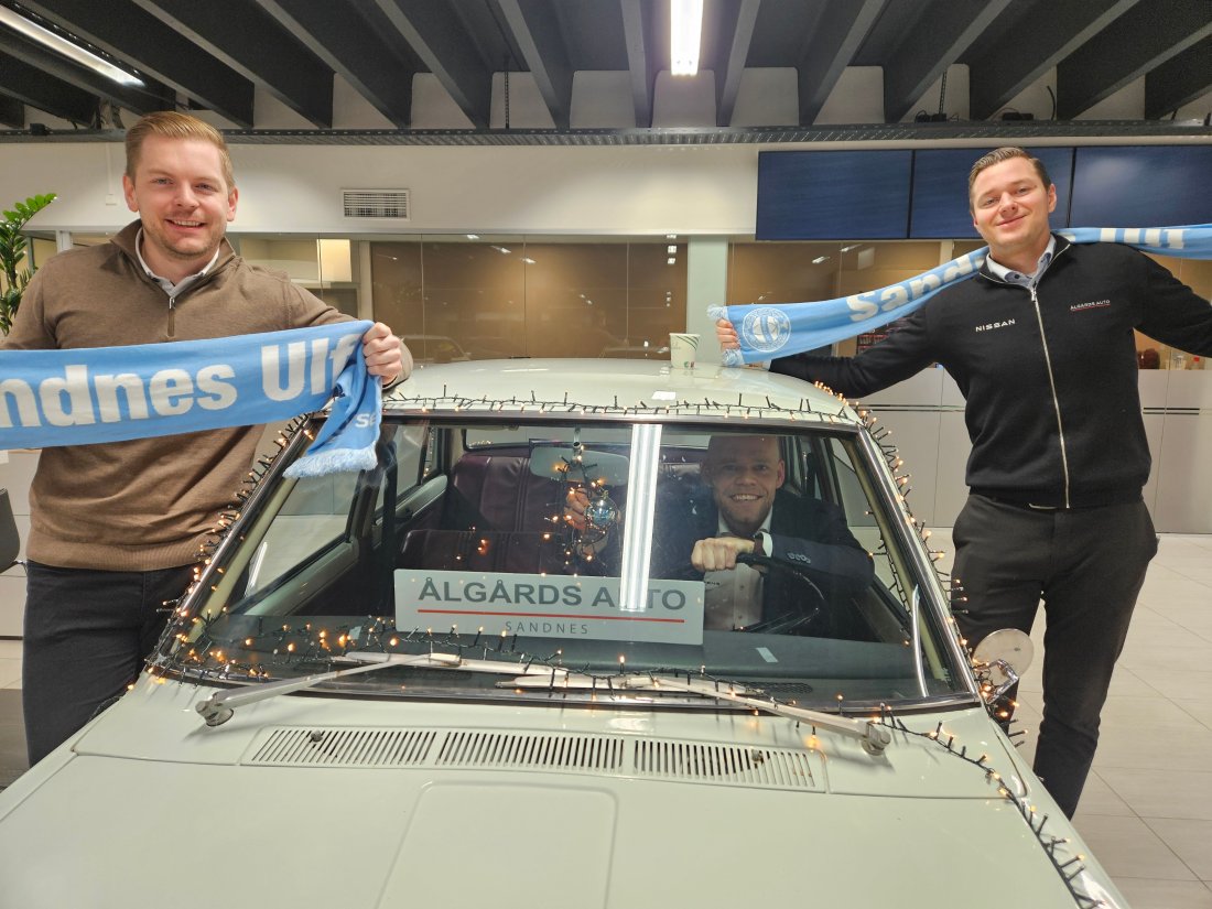 Trioen Christoffer Grønning, Henrik Underhaug (i førersetet) og Årne Tjemsland poserer stolt i sin Datsun veteranbil fra 1968. Selvfølgelig med Sandnes Ulf-julekulen hengende ned fra taket!