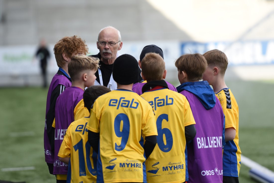 Både ballhentere og maskoter får instrukser fra dyktige Jan Kåre Horpestad Foto: Marianne Bryhn