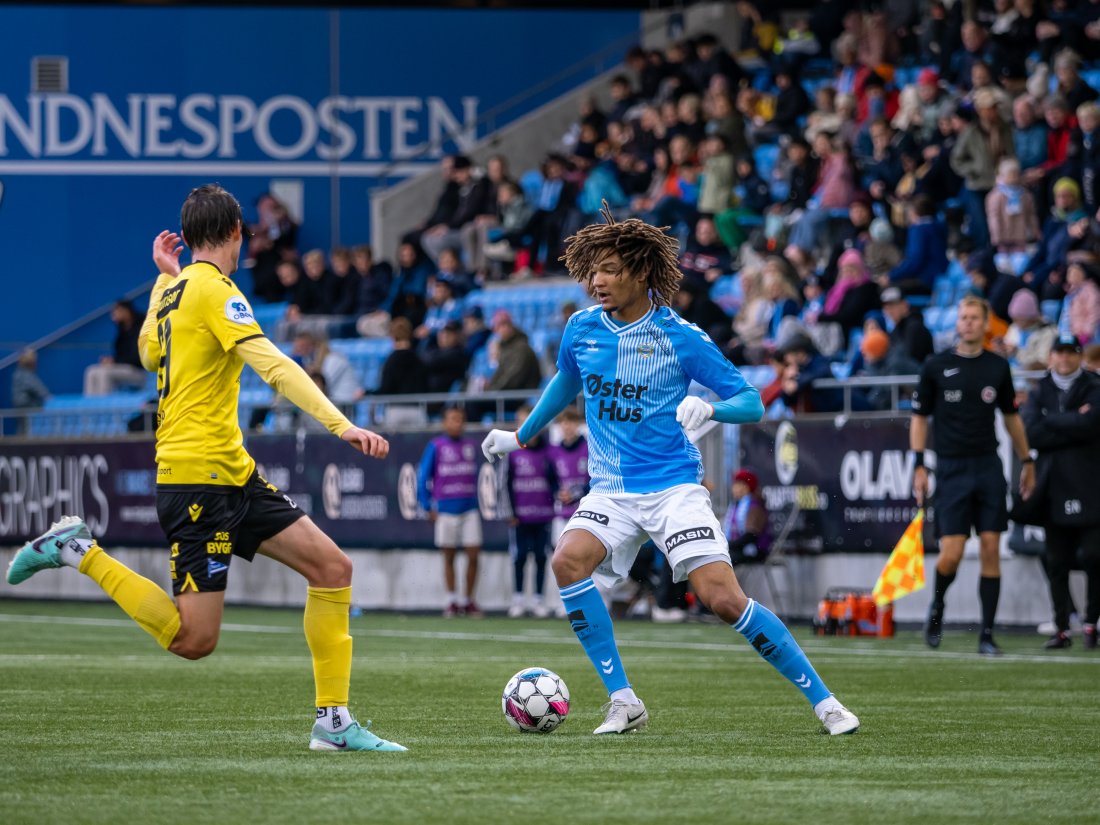 Alwande Roaldsøy med ballen. Her fra hjemmekampen mot IK Start. (Foto: Nanco Hoogstad)