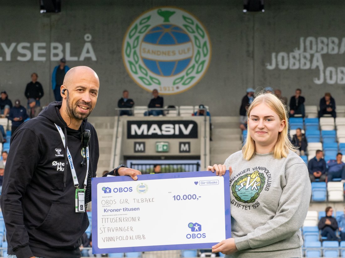 I pausen var det Stavanger Vannpoloklubb som vant 10.000 kr fra OBOS i OBOS gir tilbake. Vi gratulerer! (Foto: Nanco Hoogstad)