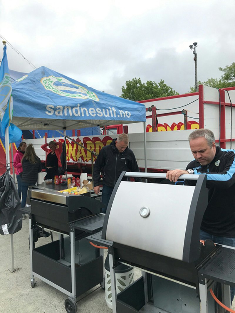 Tom Rune Espedal og Bengt Sæternes var to av dem som stilte opp på grilledugnad fra klubben under Arnardo-forestillingen lørdag.