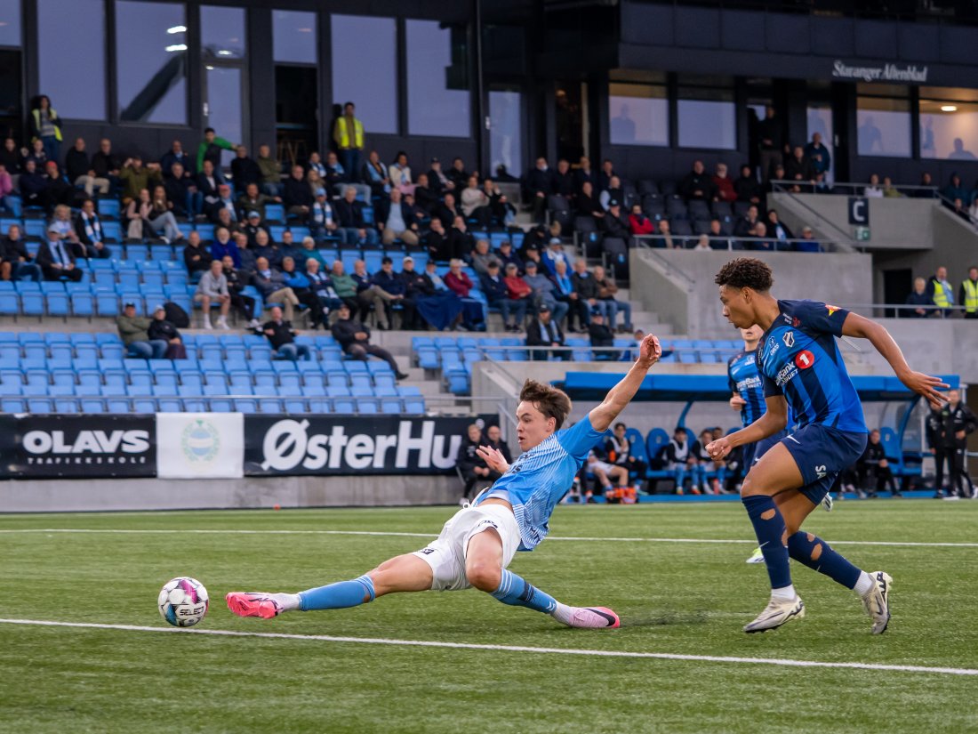 Daniel Braut var centimetere fra å skli ballen inn i mål etter innlegg fra Tommy Høiland. (Foto: Nanco Hoogstad)