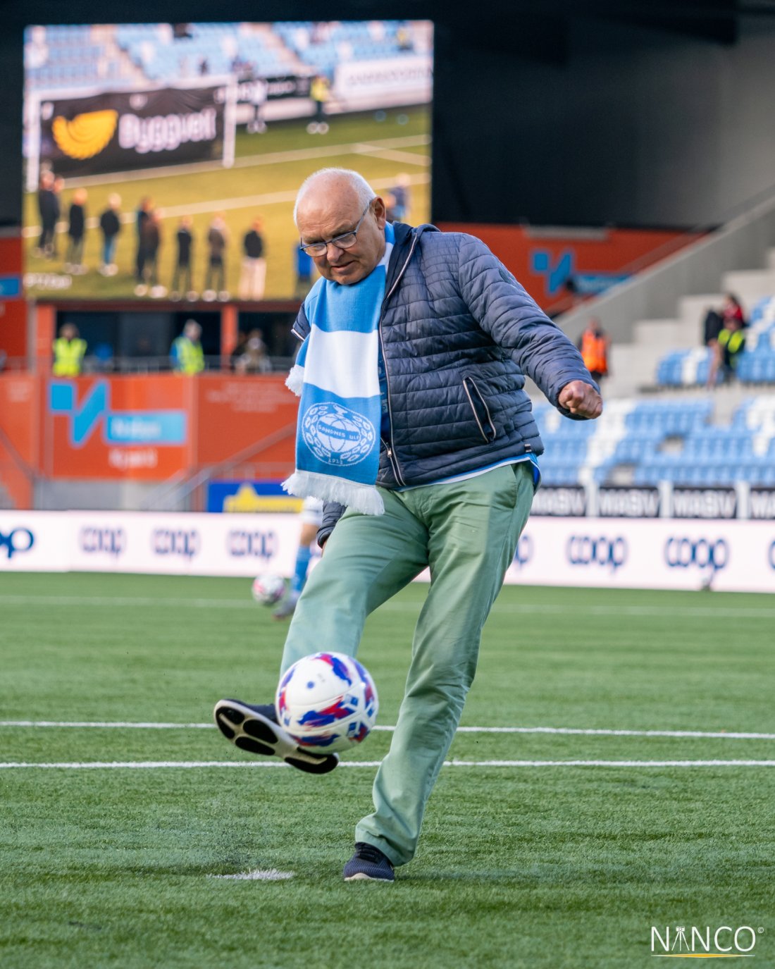 Rune Svarstad, mannen med flest kamper i historien (535 kamper og 35 mål) testet skuddfoten i en tidligere runde av Byggvell-skuddet. (Foto: Nanco Hoogstad)